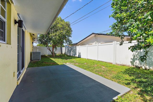 678 Riverside Drive, Palm Beach Gardens, FL 33410