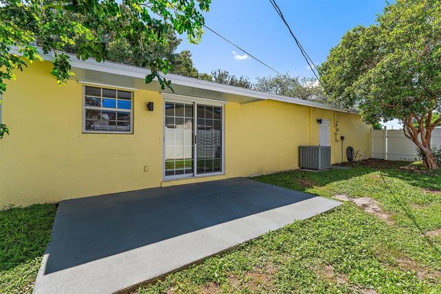 678 Riverside Drive, Palm Beach Gardens, FL 33410