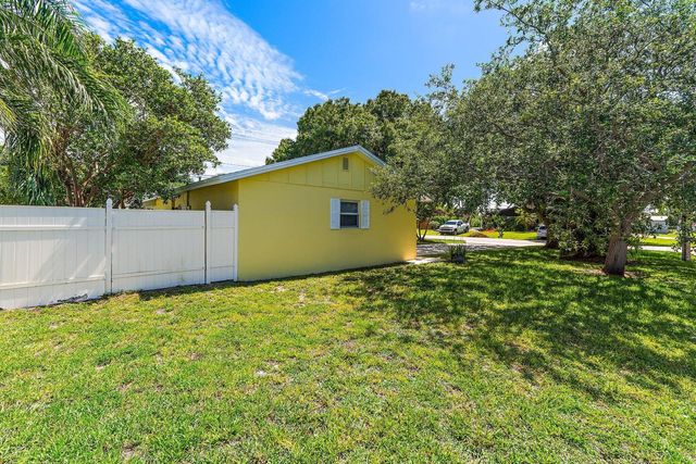 678 Riverside Drive, Palm Beach Gardens, FL 33410