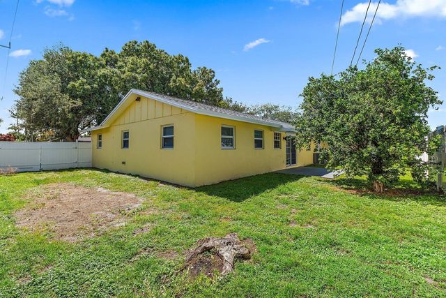 678 Riverside Drive, Palm Beach Gardens, FL 33410