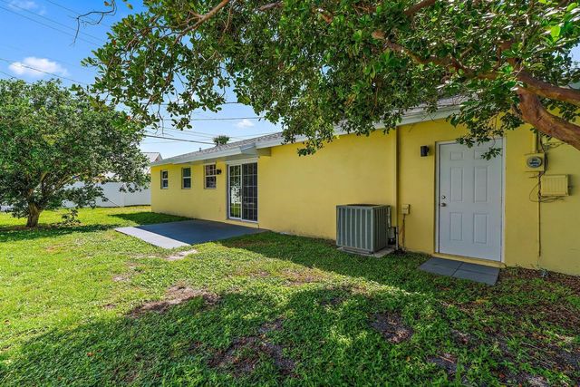 678 Riverside Drive, Palm Beach Gardens, FL 33410