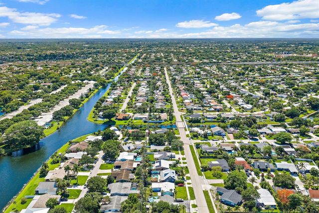 678 Riverside Drive, Palm Beach Gardens, FL 33410