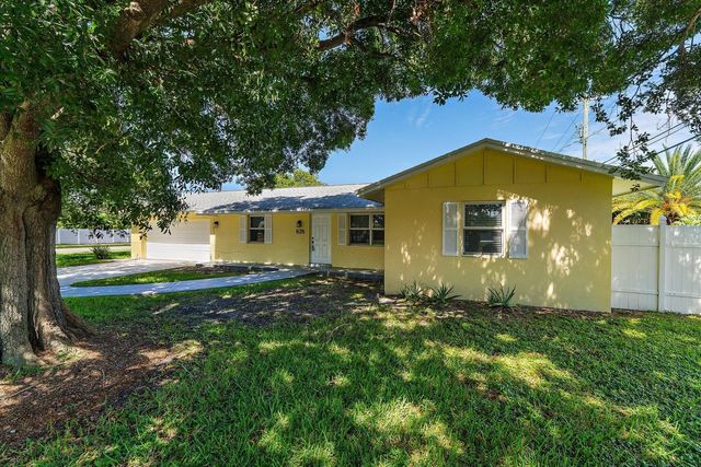 678 Riverside Drive, Palm Beach Gardens, FL 33410