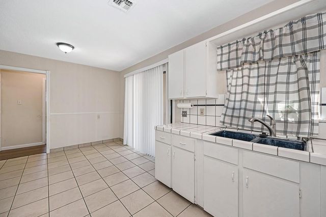 1808 Jamestown Dr, Sacramento, CA 95815