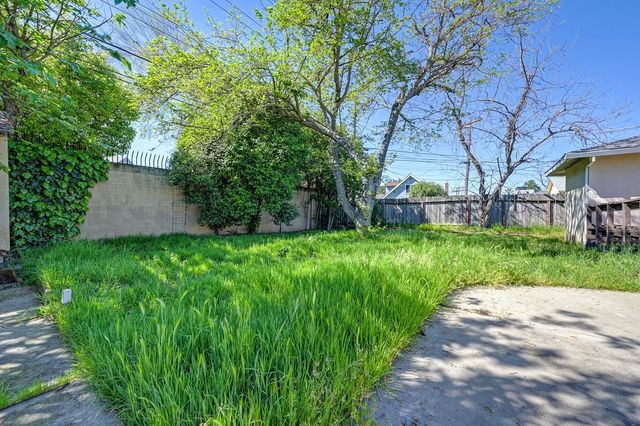 1808 Jamestown Dr, Sacramento, CA 95815