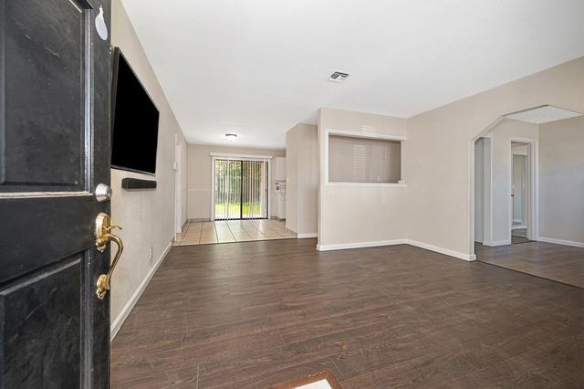 1808 Jamestown Dr, Sacramento, CA 95815