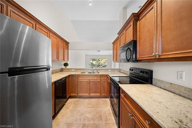 186 Pebble Shores DR 202, Naples, FL 34110