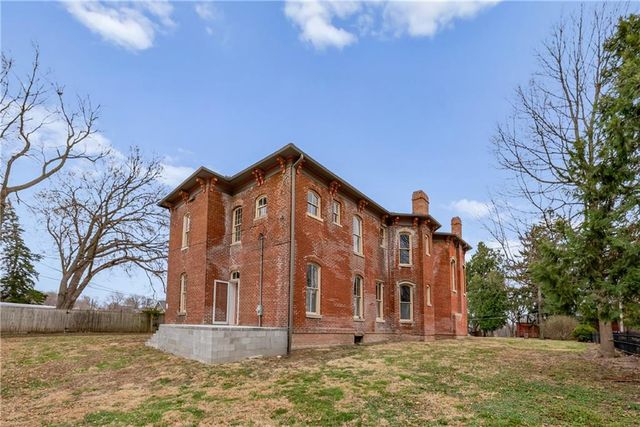 809-819 Hall Street, St Joseph, MO 64501