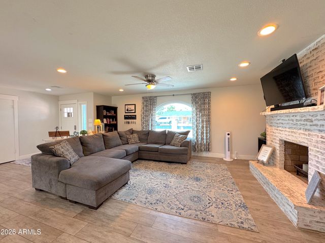 2420 E IVY Street, Mesa, AZ 85213