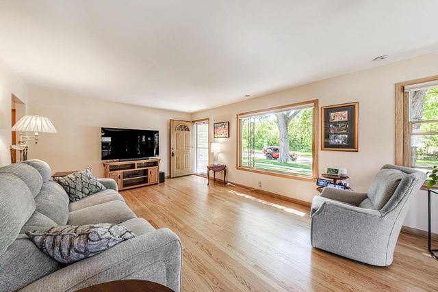 10536 W Grantosa DRIVE, Wauwatosa, WI 53222