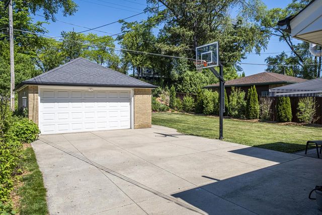 10536 W Grantosa DRIVE, Wauwatosa, WI 53222