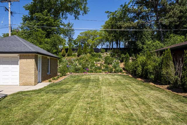 10536 W Grantosa DRIVE, Wauwatosa, WI 53222