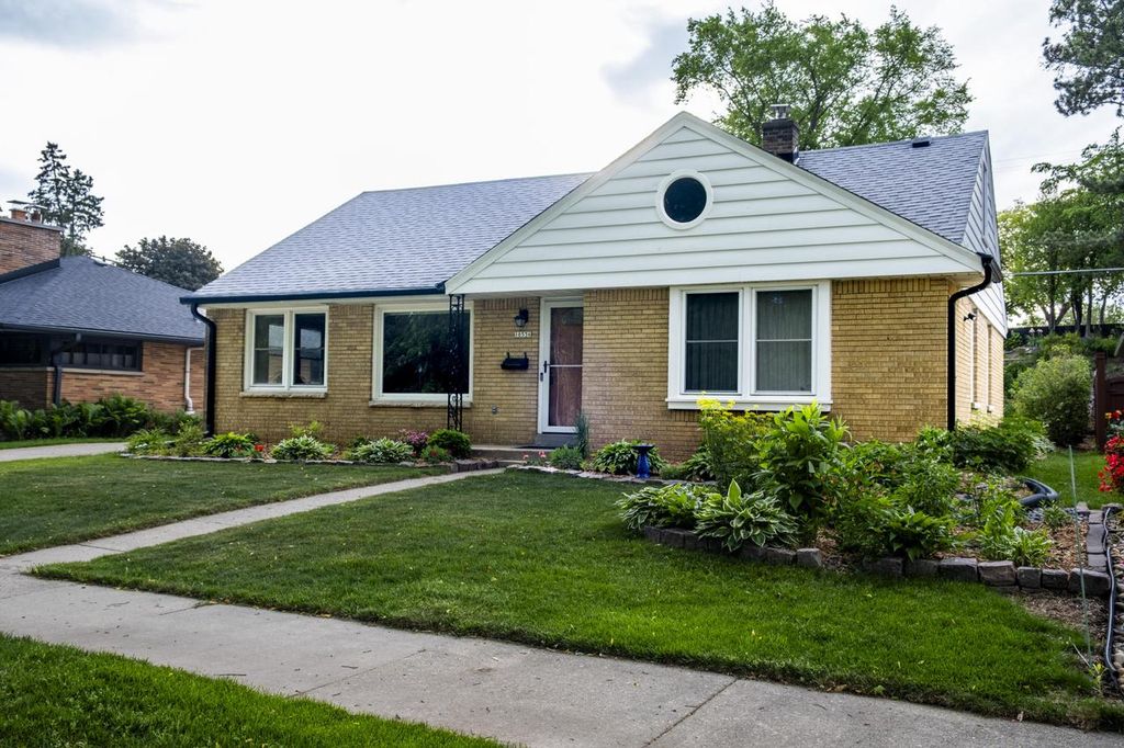 10536 W Grantosa DRIVE, Wauwatosa, WI 53222