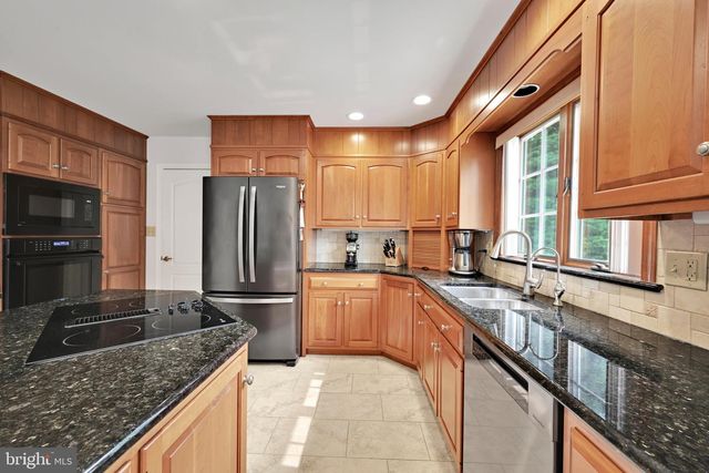 1318 BEACONFIELD LN, Lancaster, PA 17601