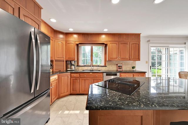 1318 BEACONFIELD LN, Lancaster, PA 17601