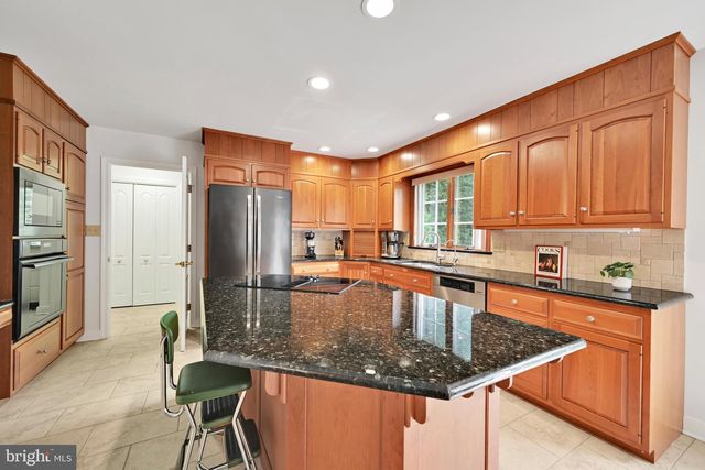 1318 BEACONFIELD LN, Lancaster, PA 17601