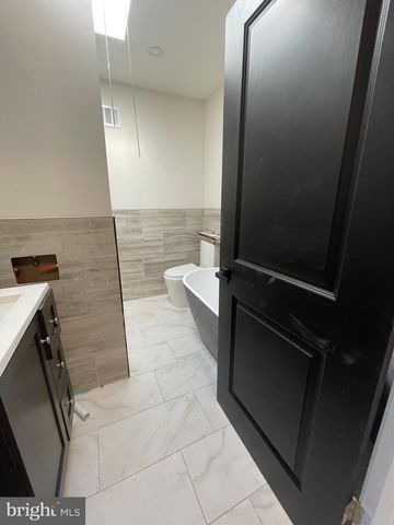 2704 S MARSHALL ST, Philadelphia, PA 19148