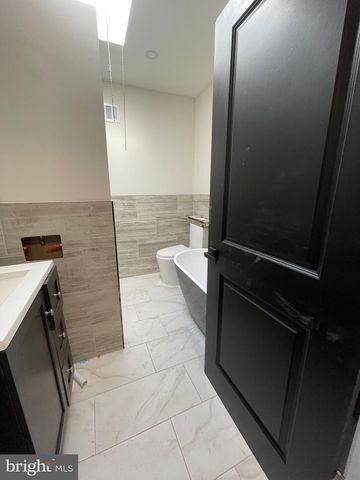 2704 S MARSHALL ST, Philadelphia, PA 19148