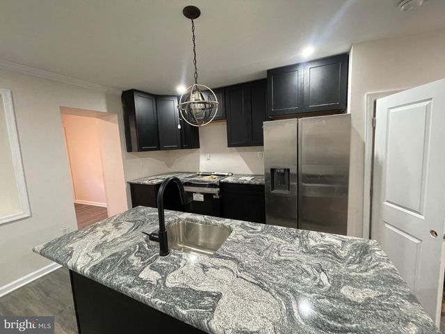 2704 S MARSHALL ST, Philadelphia, PA 19148