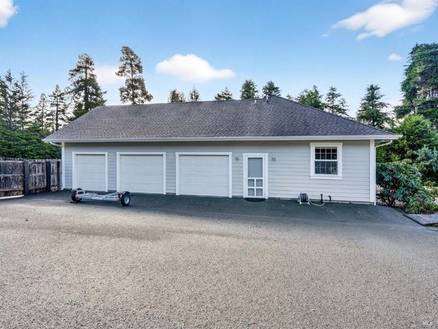 18970 Quail Ct, Fort Bragg, CA 95437