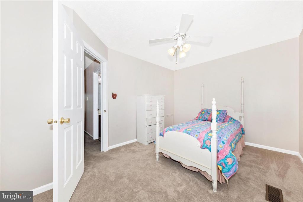 Image 17 of property listing at 12573 CORAL GROVE PL, Germantown, MD 20874