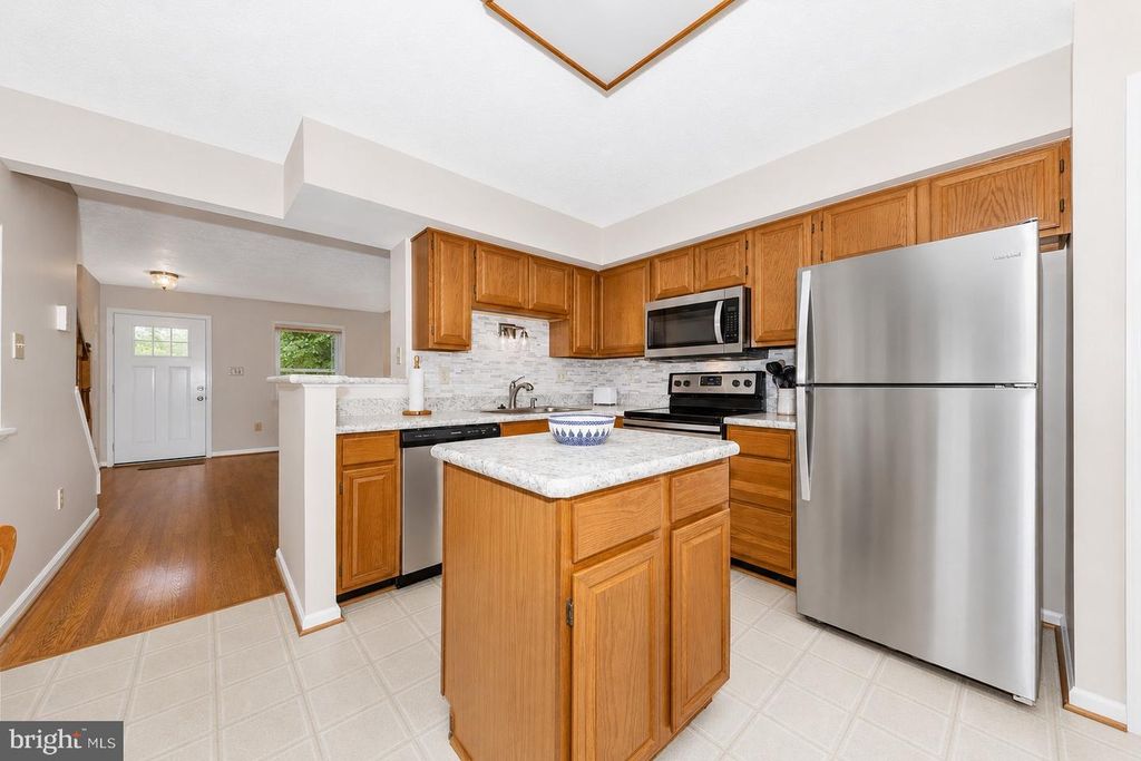 Image 7 of property listing at 12573 CORAL GROVE PL, Germantown, MD 20874