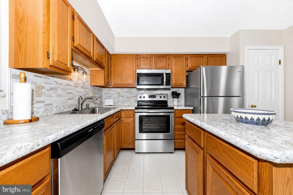 Image 8 of property listing at 12573 CORAL GROVE PL, Germantown, MD 20874
