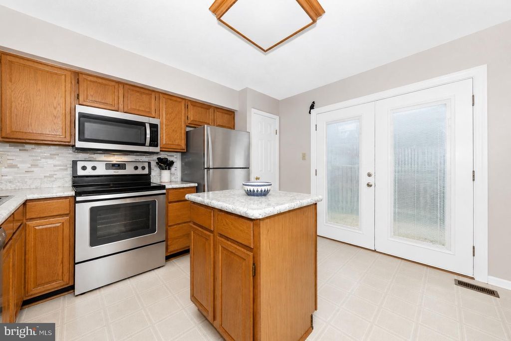 Image 9 of property listing at 12573 CORAL GROVE PL, Germantown, MD 20874