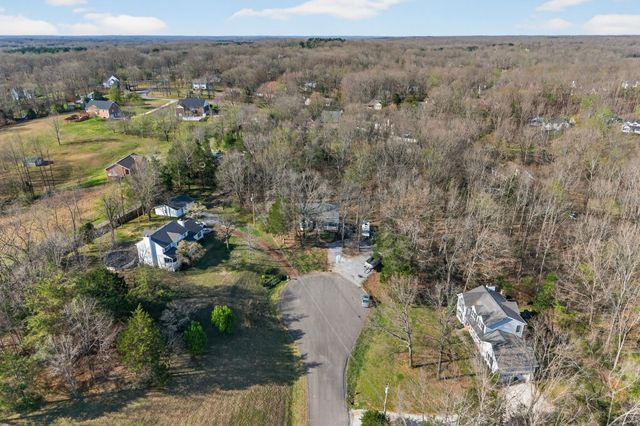 608 Beechtree Ct, Burns, TN 37029