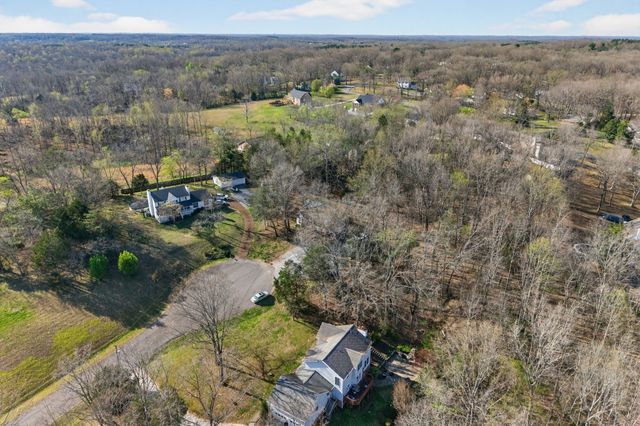 608 Beechtree Ct, Burns, TN 37029