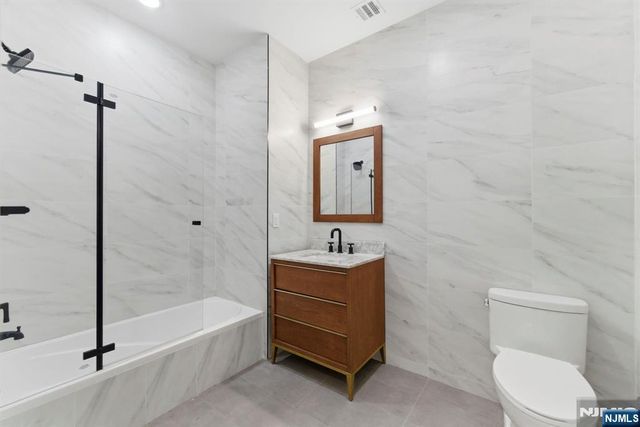 649 38th Street 203, Union City, NJ 07087