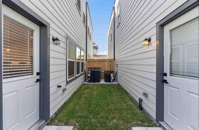 7809 Dyer St, Houston, TX 77088