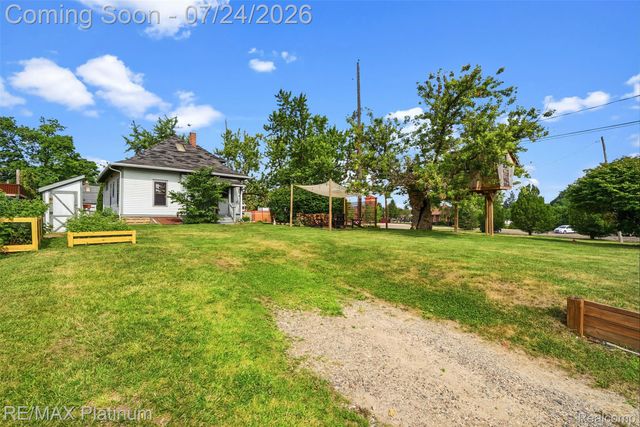 101 S Pine Street, Fenton, MI 48430