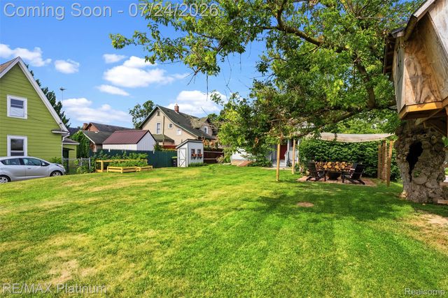 101 S Pine Street, Fenton, MI 48430