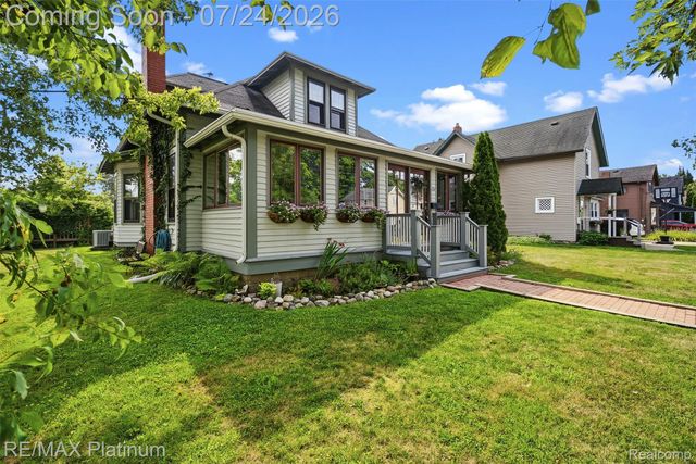 101 S Pine Street, Fenton, MI 48430