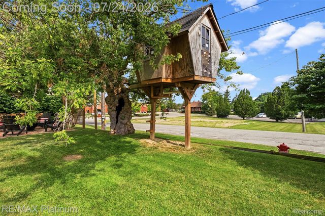101 S Pine Street, Fenton, MI 48430