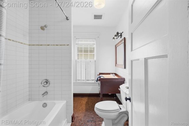 101 S Pine Street, Fenton, MI 48430