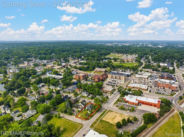 101 S Pine Street, Fenton, MI 48430