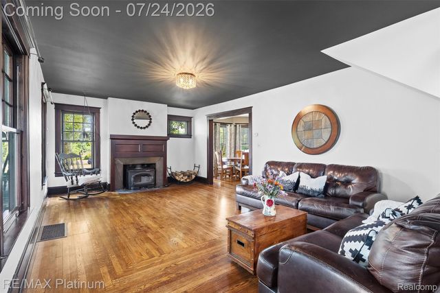 101 S Pine Street, Fenton, MI 48430