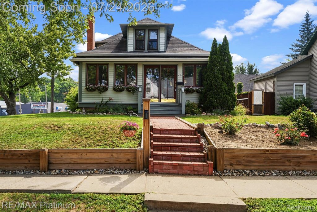 101 S Pine Street, Fenton, MI 48430