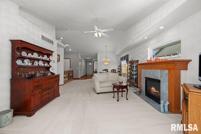 5377 RED FOX Road, Bettendorf, IA 52722