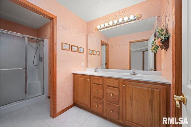 5377 RED FOX Road, Bettendorf, IA 52722