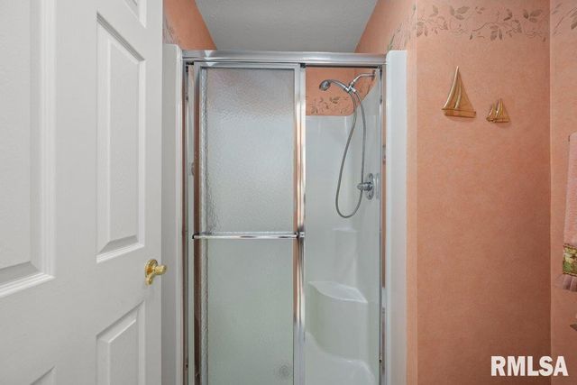 5377 RED FOX Road, Bettendorf, IA 52722