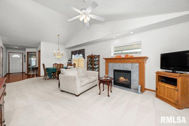 5377 RED FOX Road, Bettendorf, IA 52722