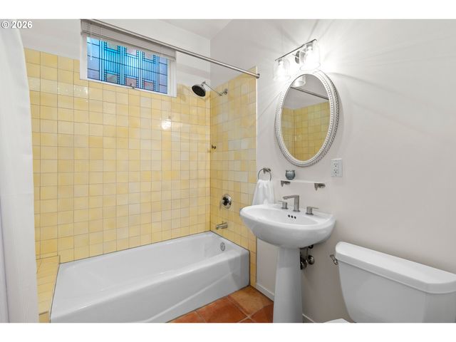 5733 Sw SALMON St, Portland, OR 97221