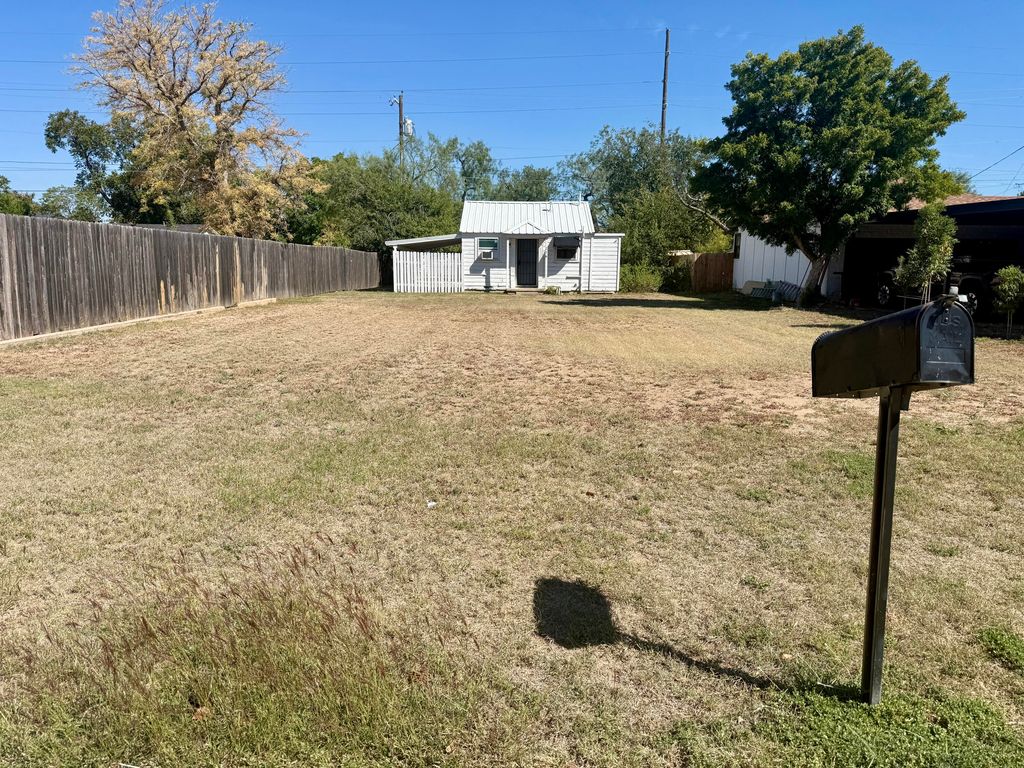 Image 1 of property listing at 216 S Jackson Street, San Angelo, TX 76901