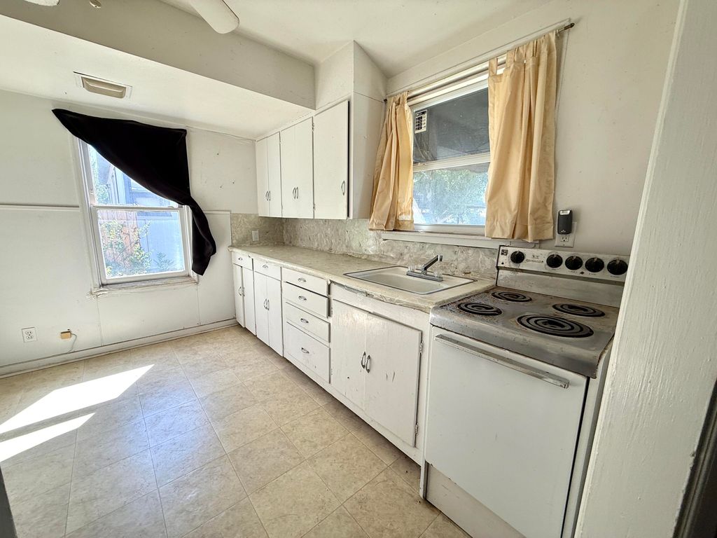 Image 10 of property listing at 216 S Jackson Street, San Angelo, TX 76901