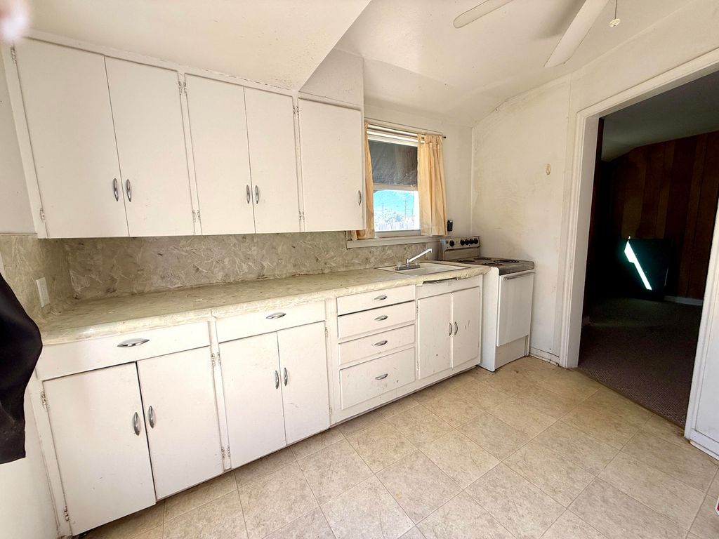 Image 11 of property listing at 216 S Jackson Street, San Angelo, TX 76901