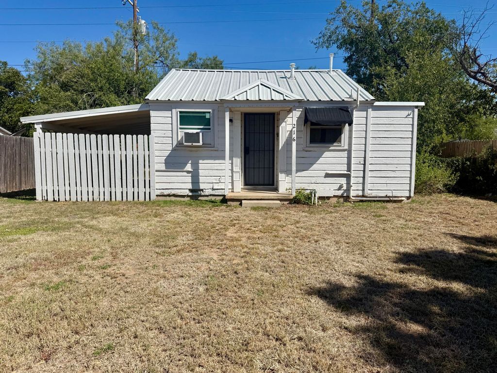 Image 2 of property listing at 216 S Jackson Street, San Angelo, TX 76901