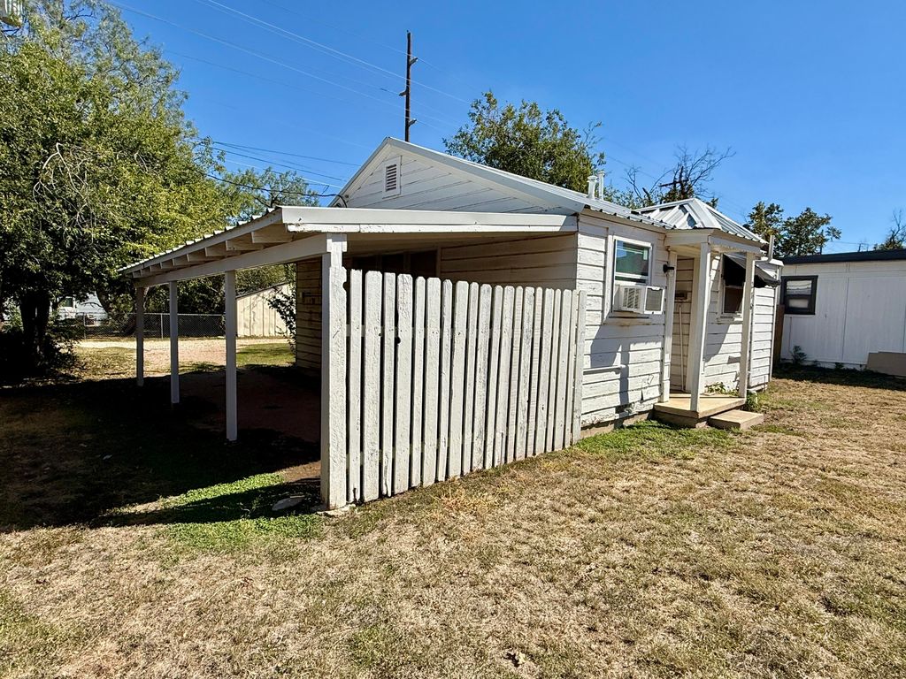 Image 3 of property listing at 216 S Jackson Street, San Angelo, TX 76901